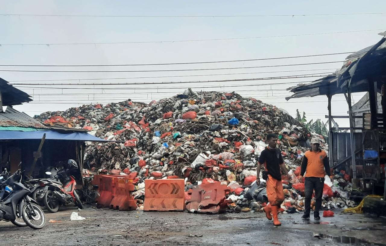 Gunungan Sampah di Pasar Kemiri Muka Mulai Diangkut Pemkot Depok