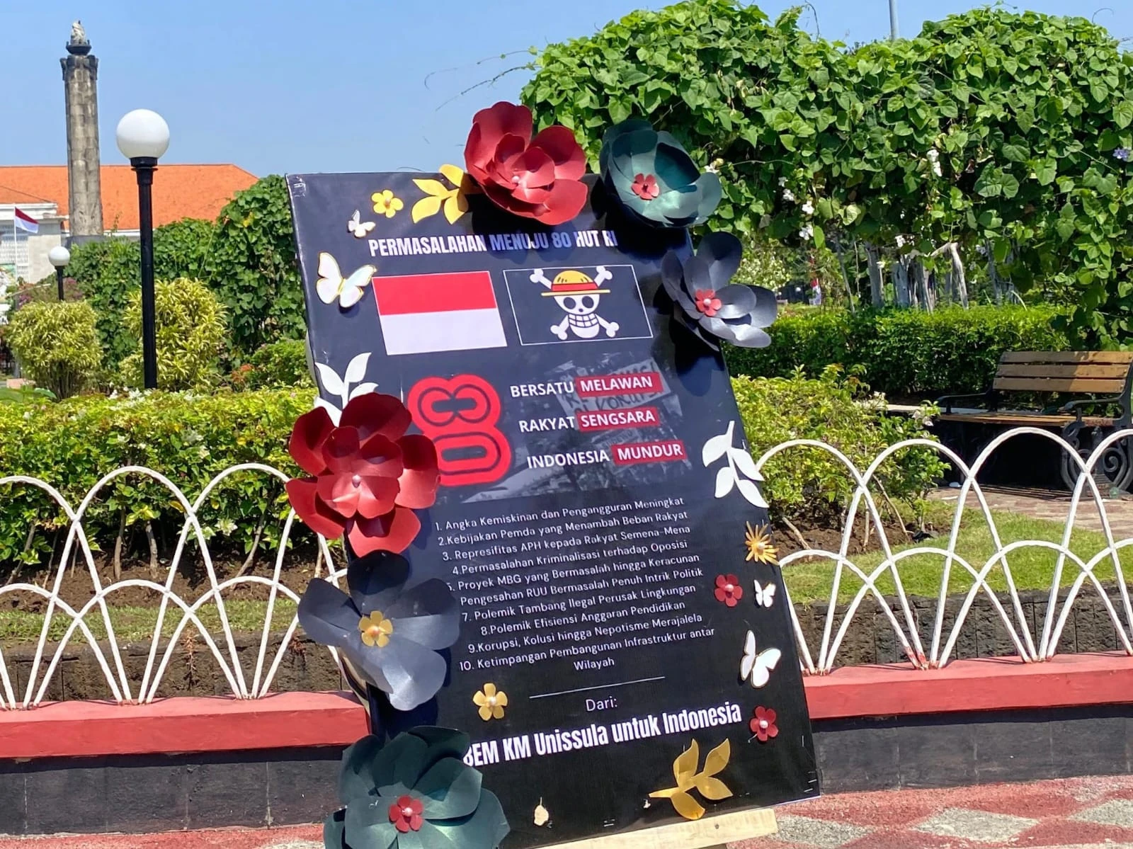 Momen Kemerdekaan, BEM Unissula Pasang Karangan Bunga One Piece di Tugu Muda Semarang