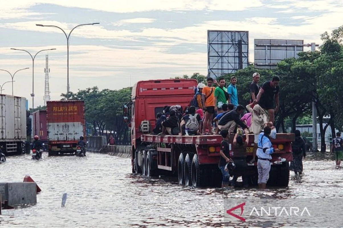 Banjir di Jalur Pantura Semarang-Demak: Motor Mogok dan Pekerja Numpang Truk