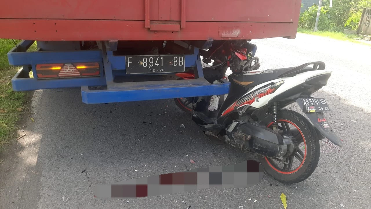 Menabrak Truk yang Parkir, Seorang Perempuan Meregang Nyawa