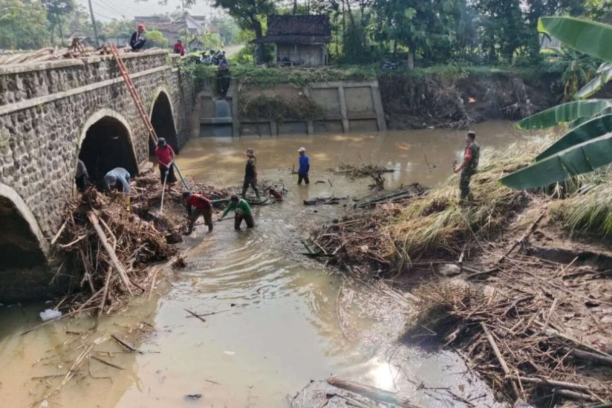 BPBD Ponorogo Bersihkan Tumpukan Bambu Penyumbat Sungai Pascabanjir