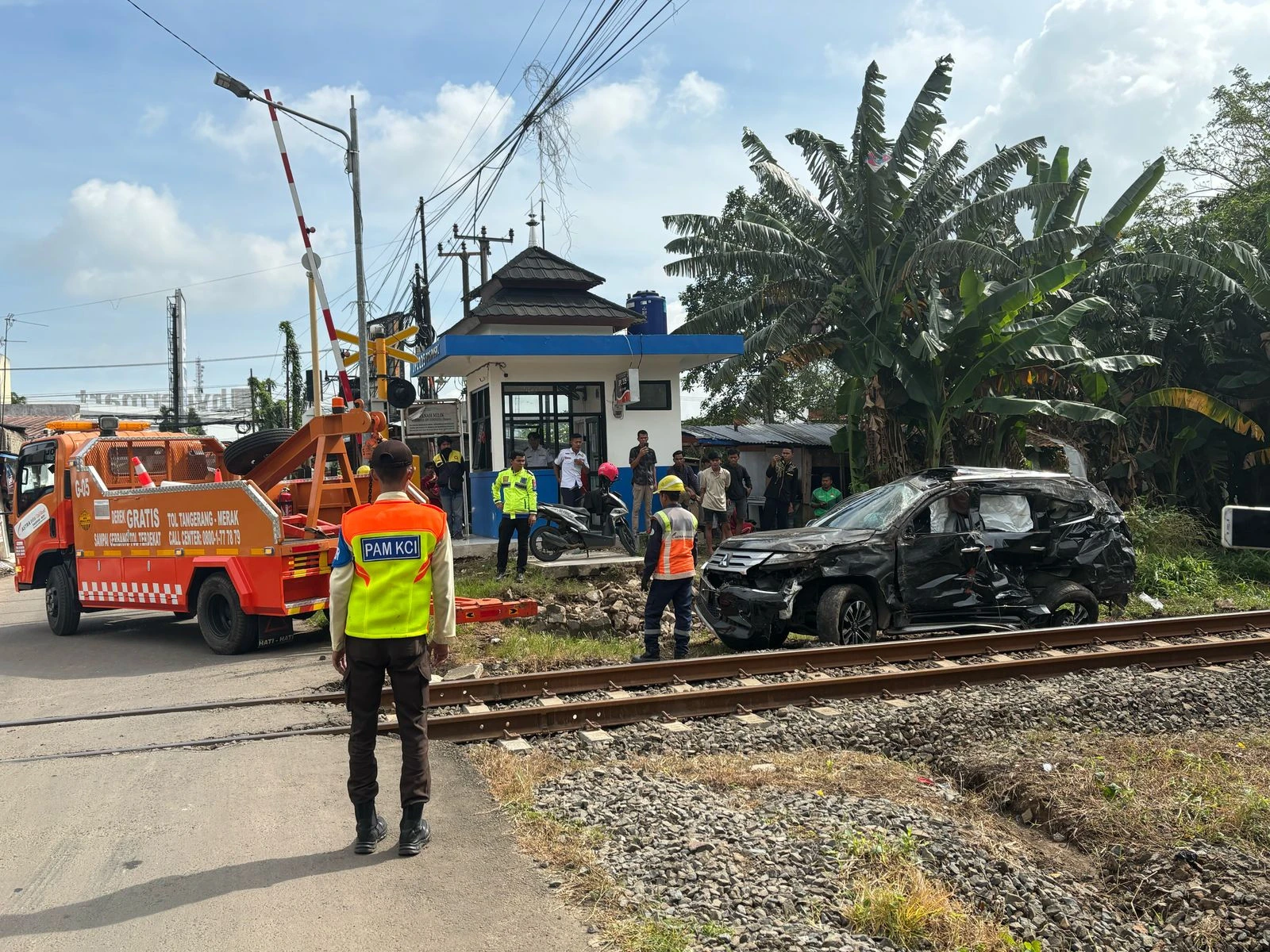 Pajero Sport Ringsek Ditabrak Kereta, Pengemudi Tewas di Tempat