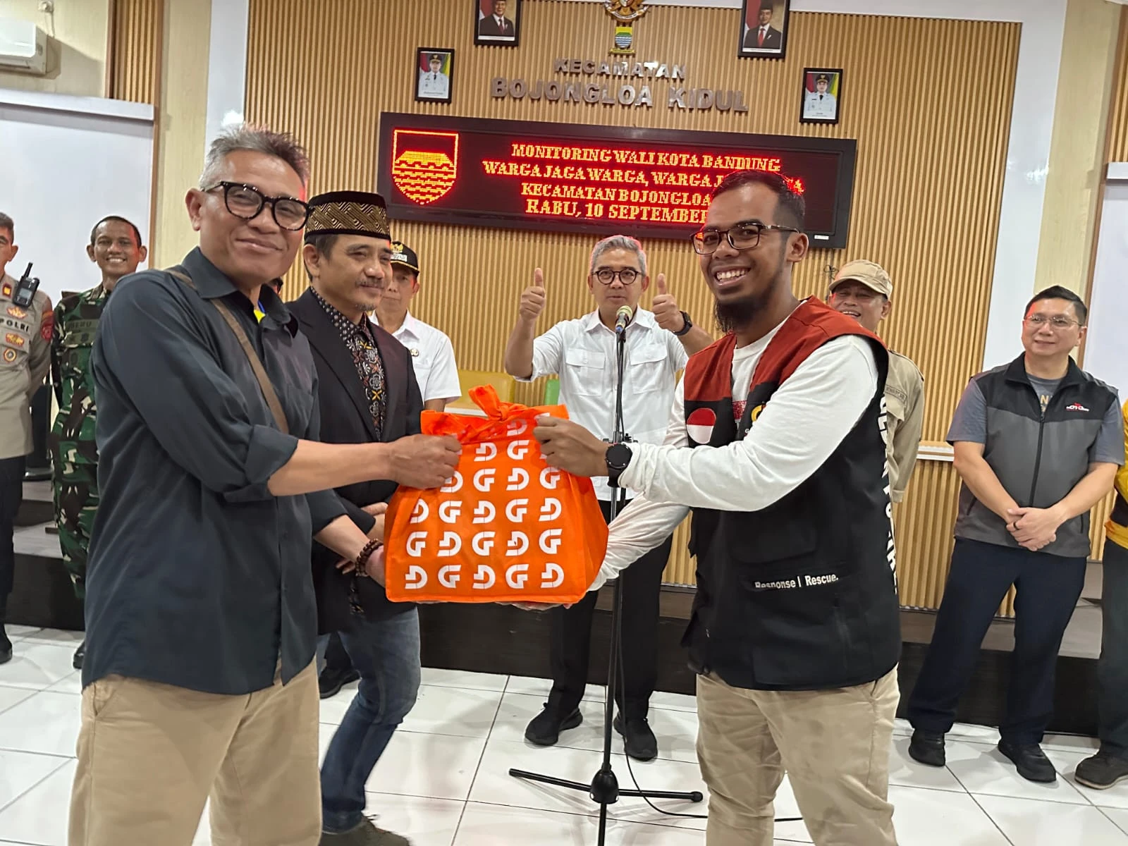 Golden Future Indonesia Bagikan Bantuan untuk Warga Kota Bandung