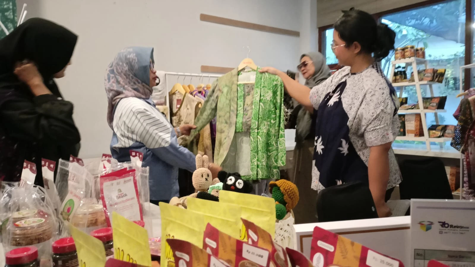 Oleh-oleh Khas Semarang Kini Bisa Didapat Langsung di Lobi Hotel