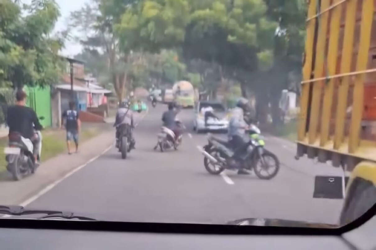 Viral Wanita di Lamongan Nekat Tabrakkan Diri ke Mobil, Begini Kata Polisi