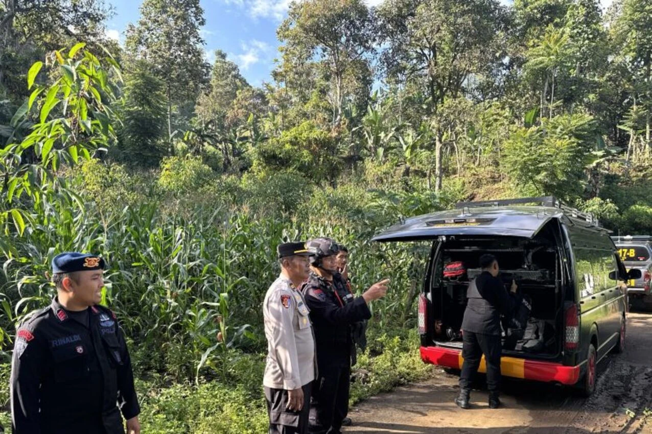 Tim Brimob Polda Jabar Turun Gunung Musnahkan Mortir Temuan Warga Garut