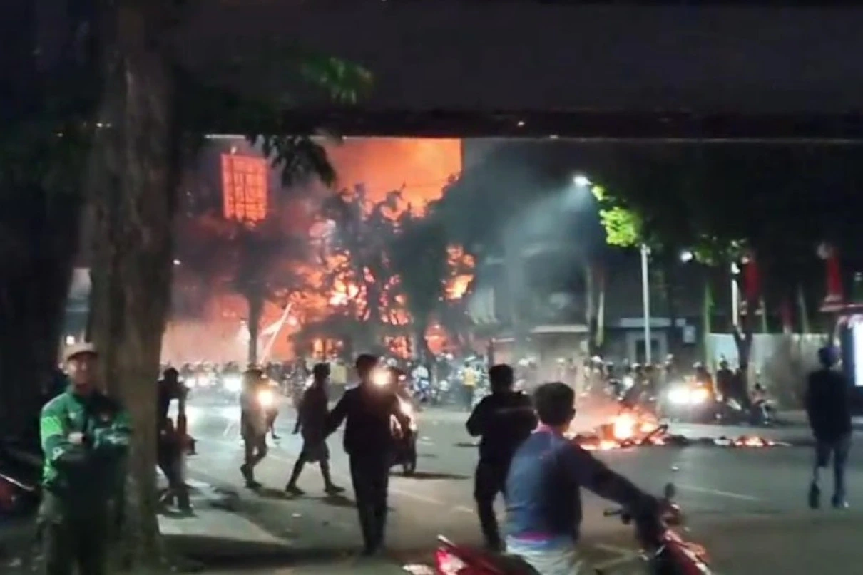 Surabaya Mencekam, Aparat Sempat Bentrok dengan Massa di Sekitar Grahadi