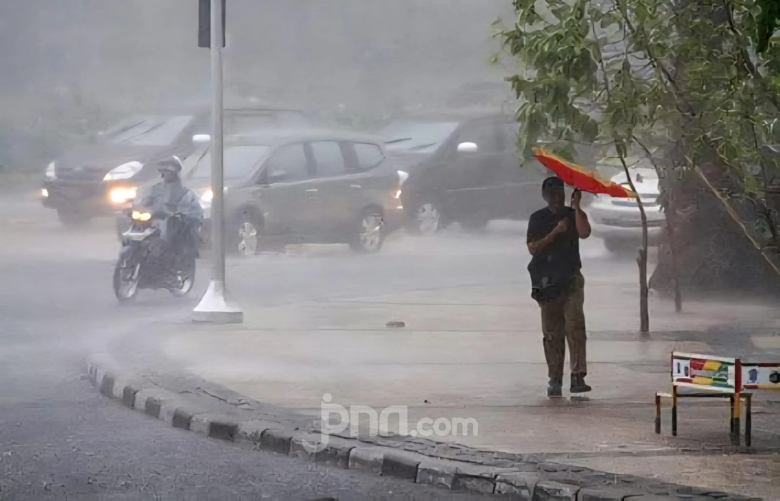 BMKG Peringatkan Hujan Lebat Disertai Petir & Angin Kencang di Jawa Tengah Siang-Malam