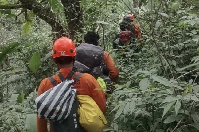 Tim SAR Berjuang Evakuasi Pendaki Semeru dari Jurang, Diperkirakan Selesai Malam Ini