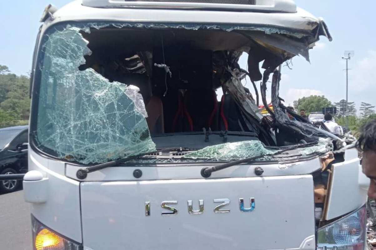 Tragedi di Tol Semarang-Solo, 4 Orang Tewas dalam Kecelakaan Minibus yang Mengangkut Santri