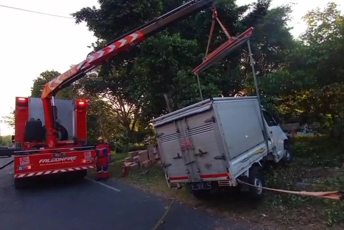 Gas Nyangkut, Mobil Boks Muatan Oli & Suku Cadang Terguling di Jemursari Surabaya