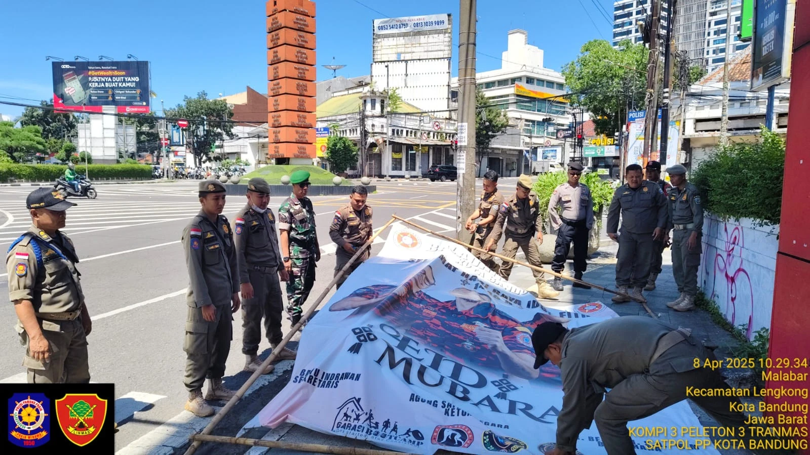 Ikut Instruksi Demul, Satpol PP Kota Bandung Tertibkan Baliho Idulfitri