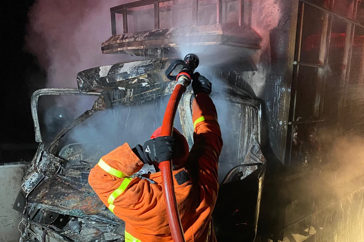 Truk Bemuatan 2 Ton Ayam Ludes Terbakar di Tol Ngawi-Solo