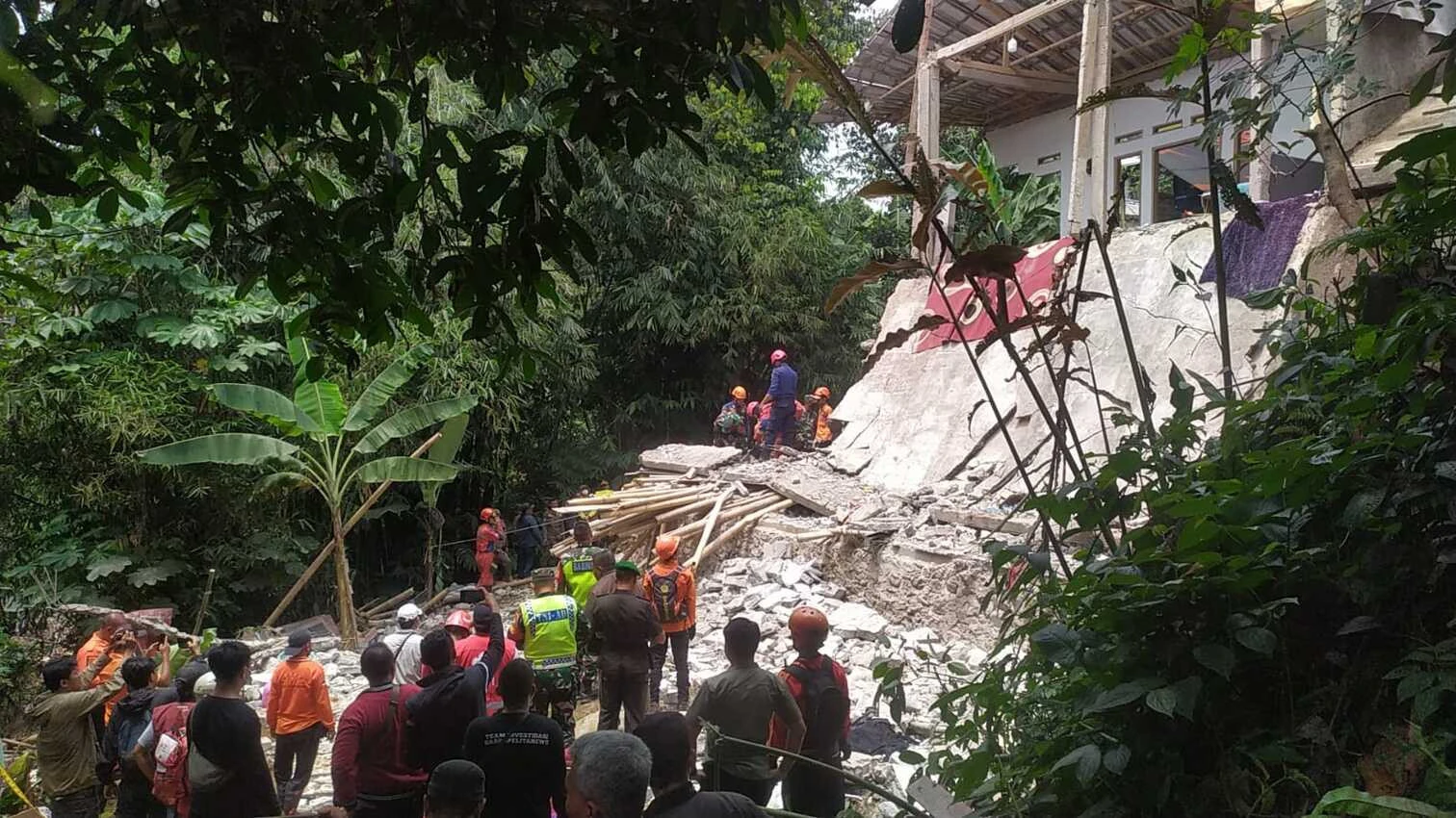 Rayakan Maulid Nabi, Majelis Taklim di Ciomas Bogor Ambruk 3 Orang Meninggal Dunia Puluhan Jemaah Terluka