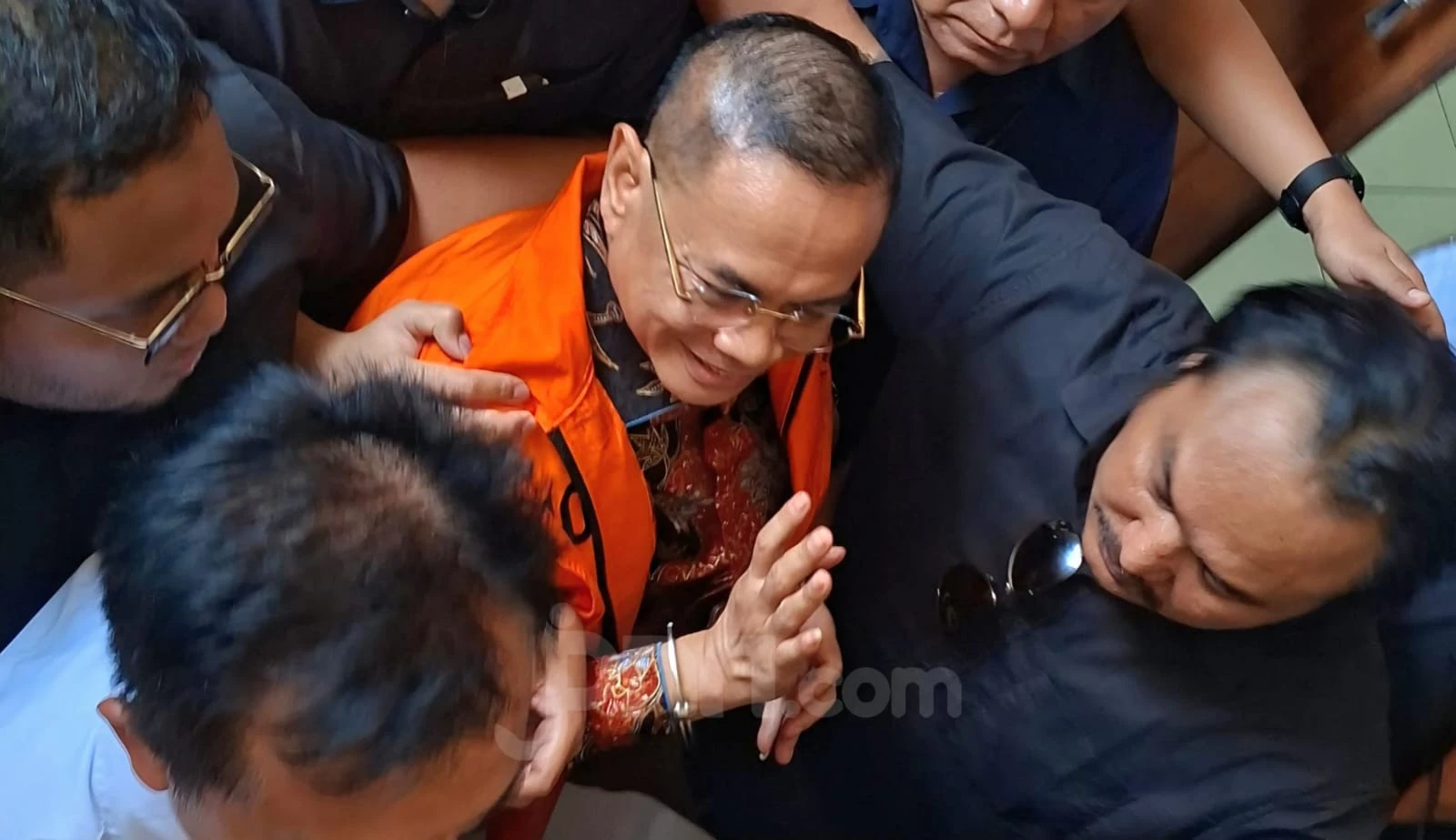 Keluar dari Sidang Kasus Korupsi, Eks Bupati Pati Tersenyum