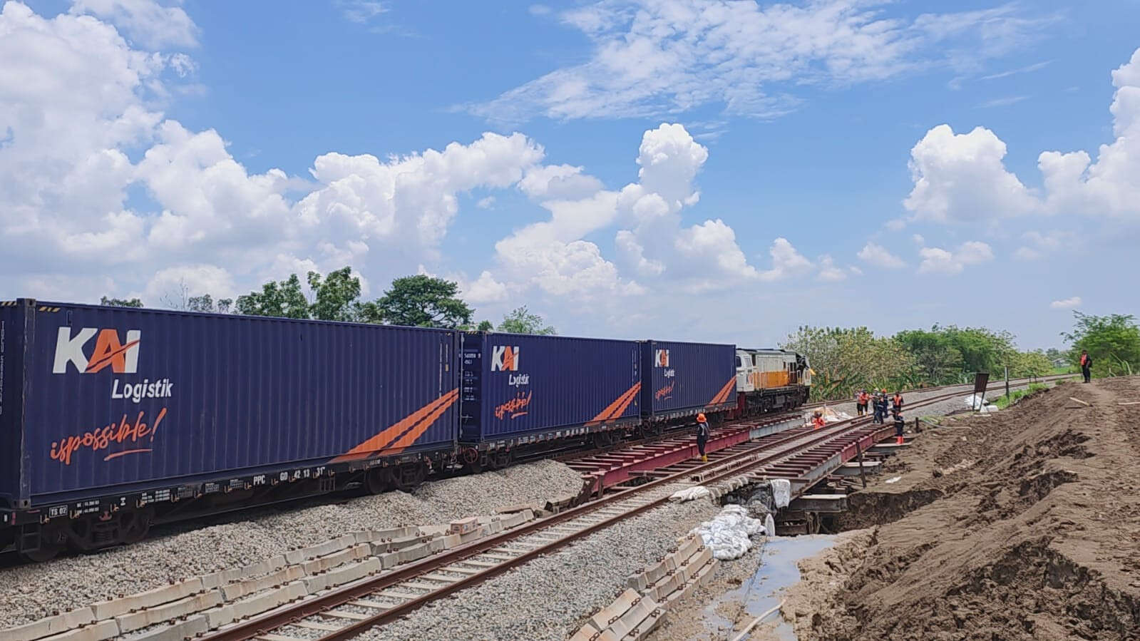 Jalur KA Semarang-Surabaya Beroperasi Lagi Seusai Banjir, Kecepatan Kereta Masih Terbatas