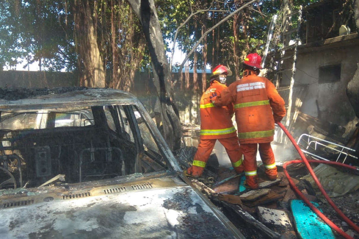 Si Jago Merah Lahap Garasi di Gresik, Tiga Mobil Ludes Terbakar