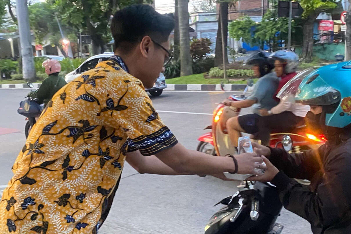 Momen Ramadan, Golkar Surabaya Bagikan Ratusan Takjil ke Warga