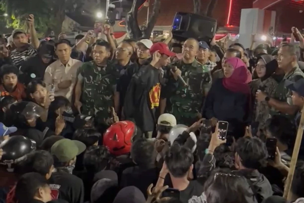 Massa Kembali Geruduk Gedung Grahadi: Bebaskan Kawan Kami!