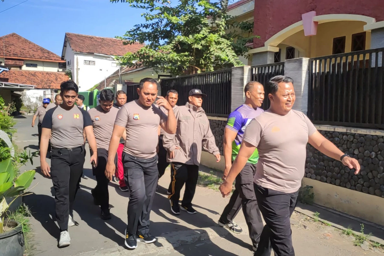Polisi di Pasuruan yang Kelebihan Berat Badan Diwajibkan Jalan Kaki Siang