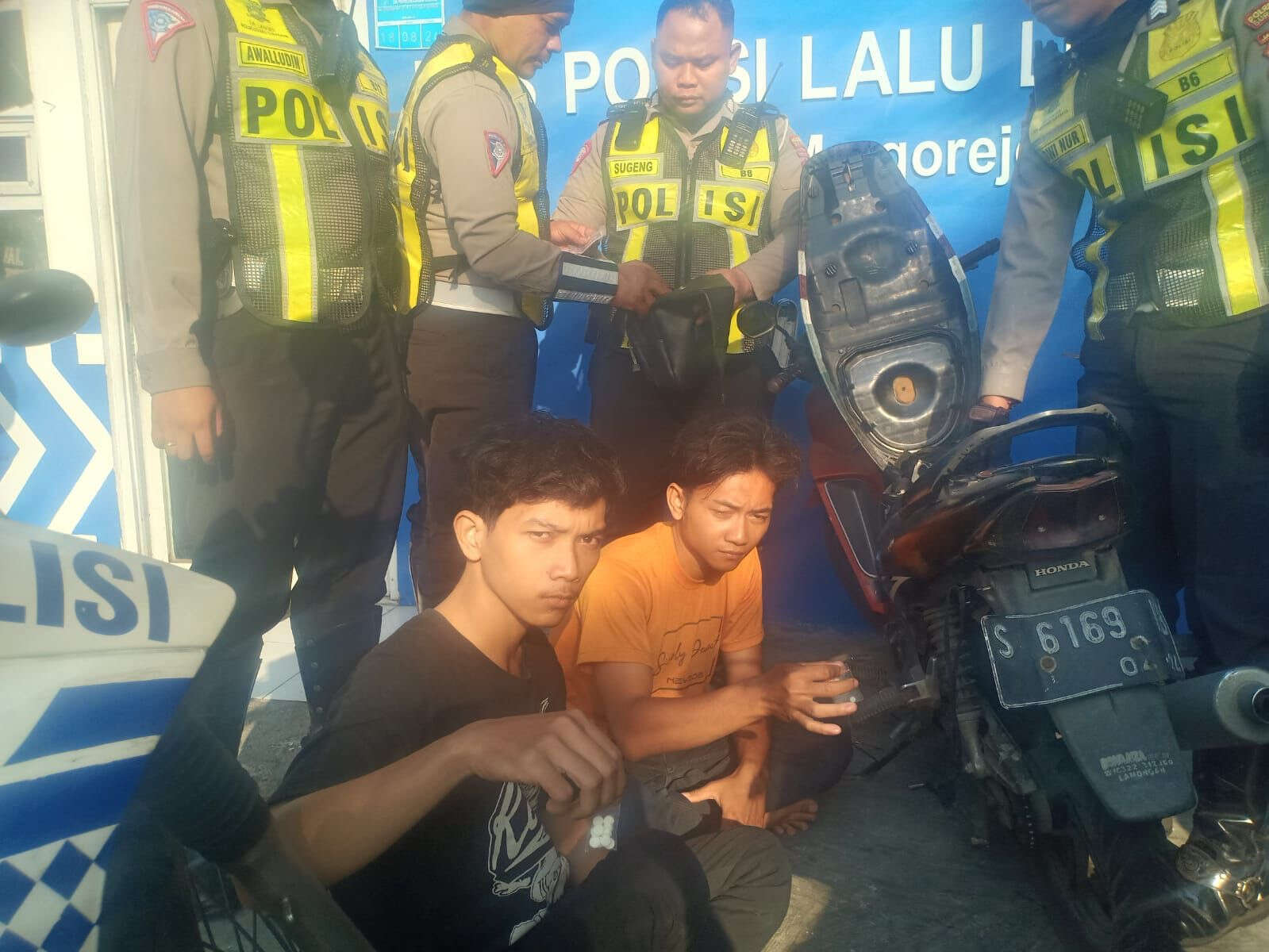 Dikejar Polisi Karena Tak Pakai Helm, 2 Pemuda di Surabaya Ternyata Bawa Pil Koplo