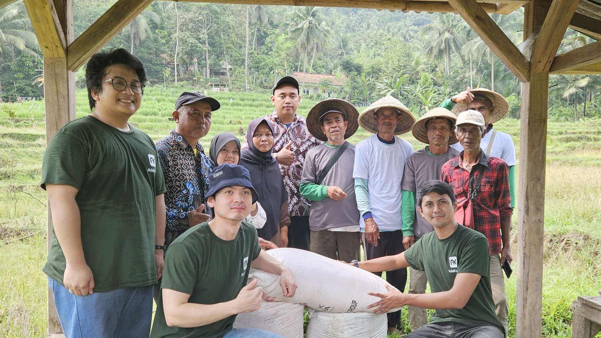 AdaKami Berikan Bantuan Pembiayaan Pupuk untuk Petani di Ciamis