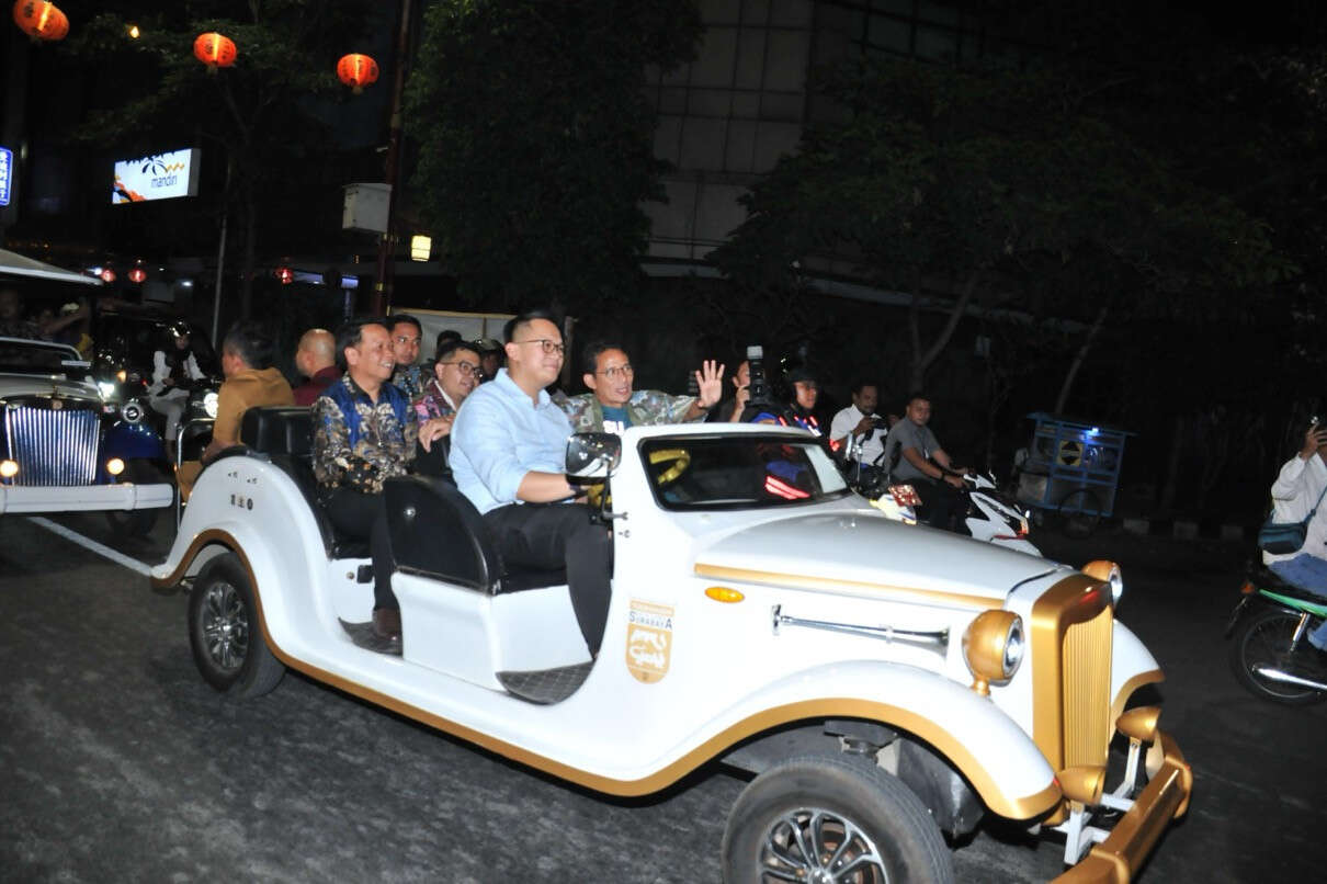 Berkunjung ke Kota Lama, Sandiaga Uno Jajal Mobil Listrik Hingga Barbershop Tertua