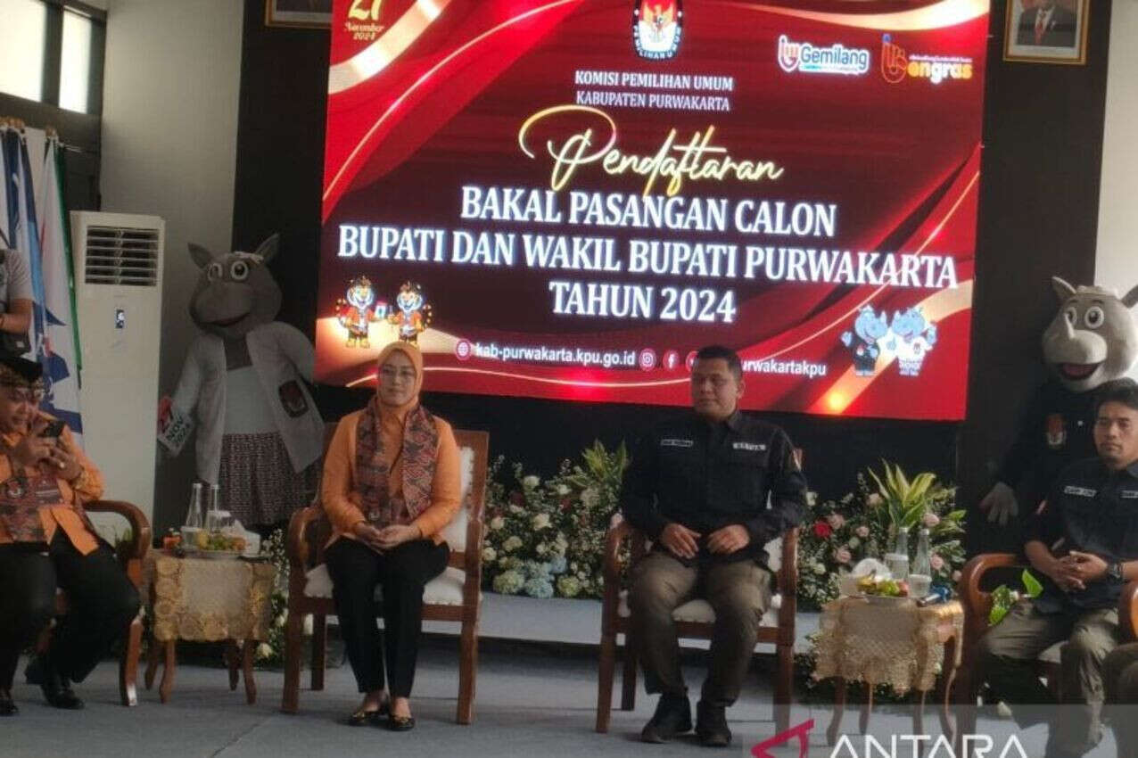 Ribuan Simpatisan dan Sukarelawan Iringi Kedatangan Anne Ratna Mustika-Budi Hermawan di KPU Purwakarta