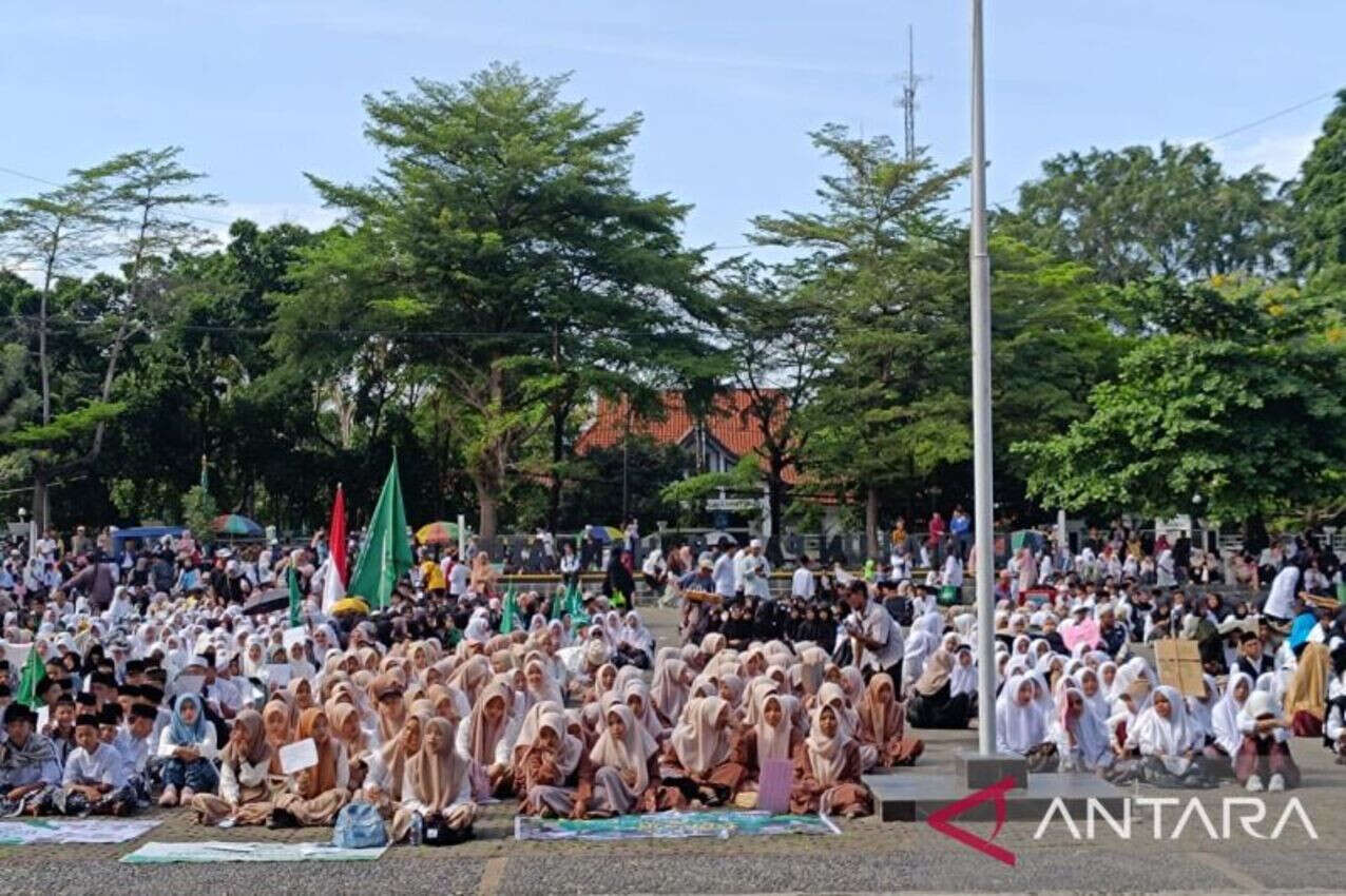 HSN 2024: Ribuan Santri di Sukabumi Meriahkan Pawai Sarungan di Laut Selatan Palabuhanratu