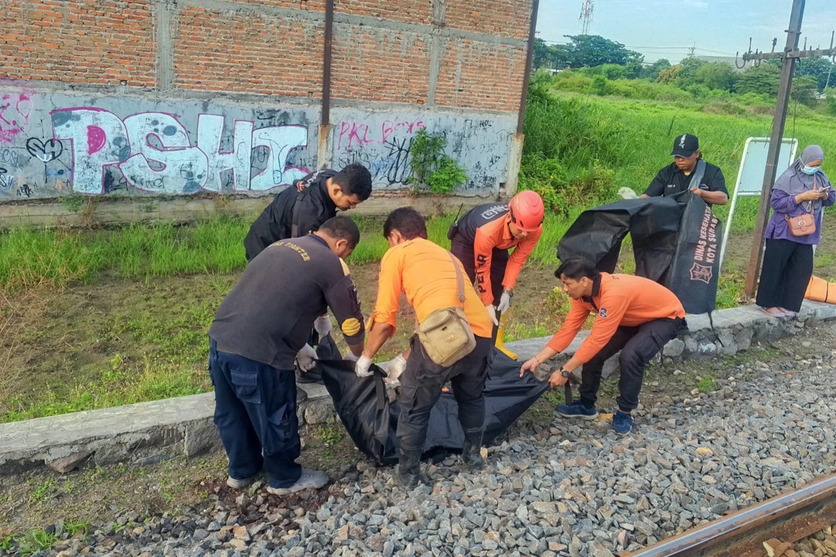 Pria Tanpa Identitas Tewas Tertabrak Kereta di Benowo Surabaya