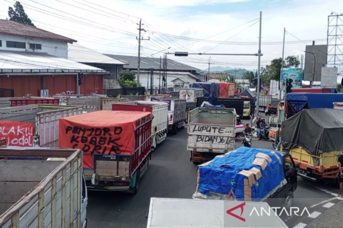 Sopir Truk di Temanggung Blokade Jalan Nasional, Bupati Agus Minta Aturan ODOL Dikaji Ulang