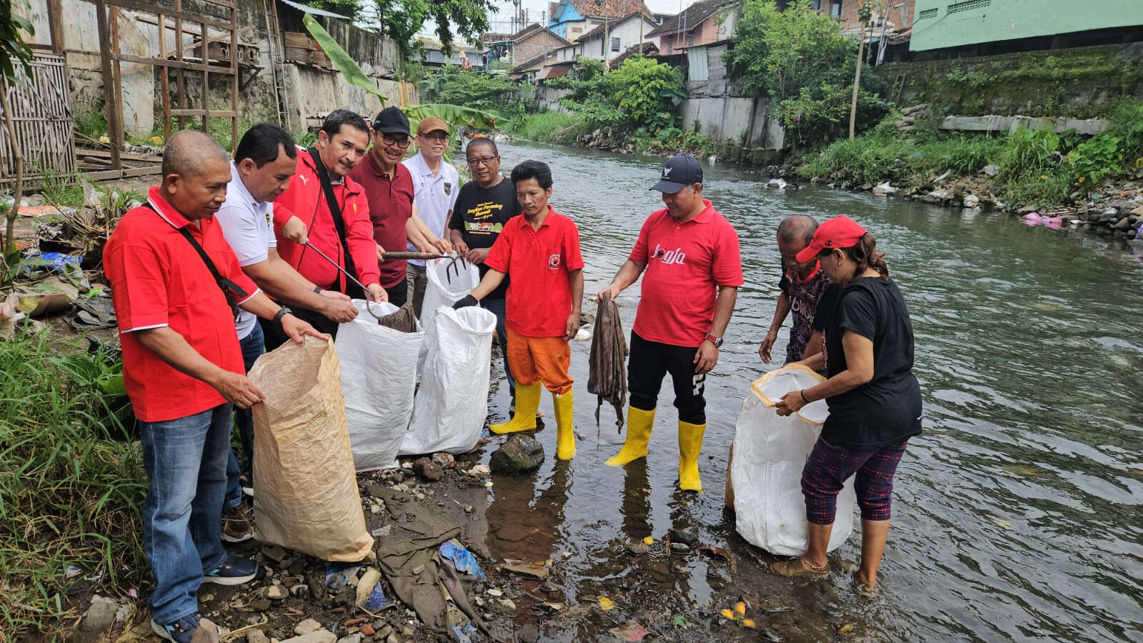 Wali Kota Jogja Terpilih Turun Resik Sampah di Kali Code