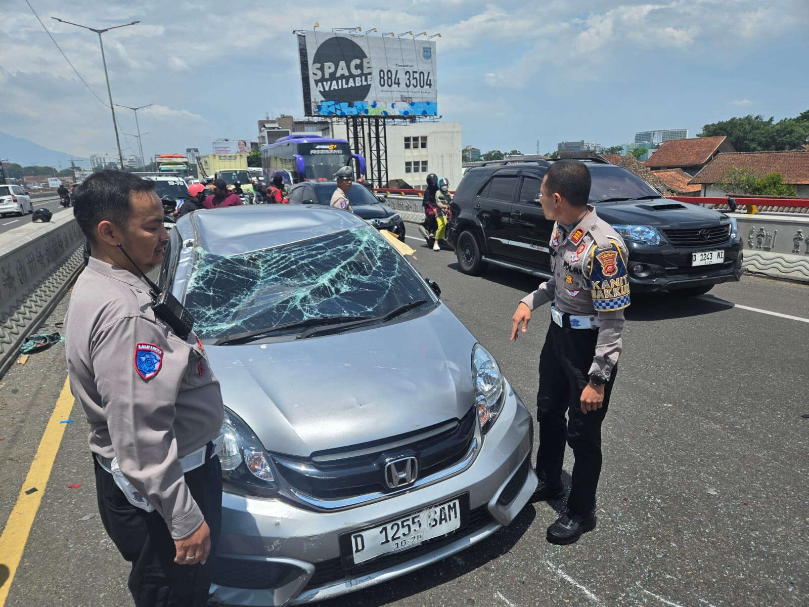 Mobil Pikup Tabrak Honda Brio hingga Terguling di Flyover Pasopati Bandung