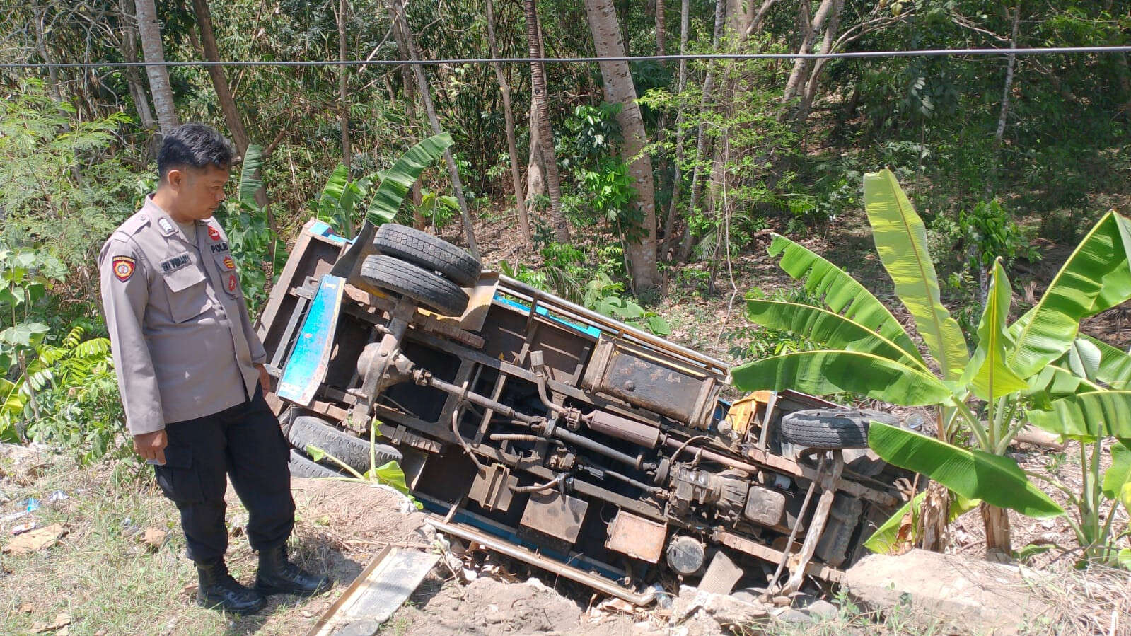 Truk Muatan Pasir Terguling ke Jurang, Sopir Selamat dari Maut