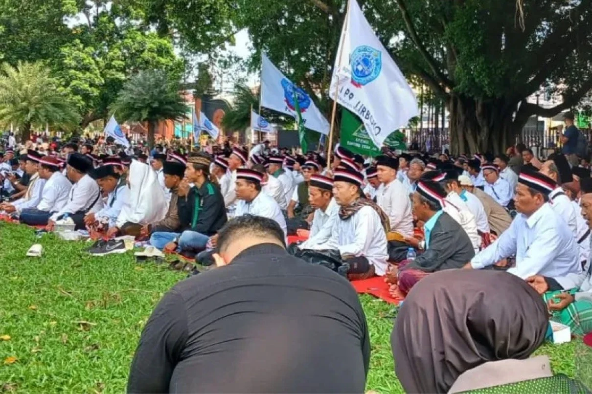 Ratusan Alumni Lirboyo Tuntut Chairul Tanjung Datang dan Minta Maaf