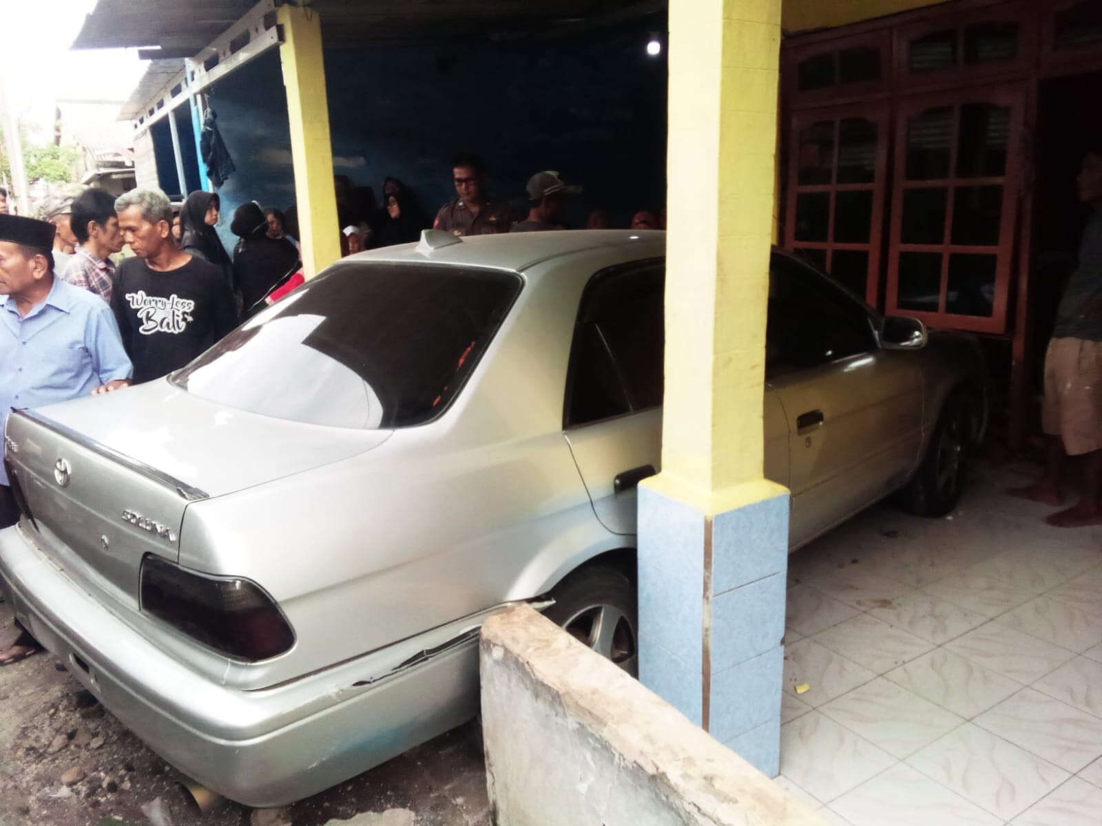 Sedang Dipanaskan, Mobil Sedan Hantam Rumah Warga Hingga Penghuni Meninggal Dunia