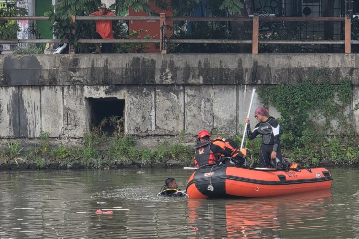 Seorang Pengamen Dilaporkan Tenggelam di Sungai Jagir, Tim SAR Lakukan Pencarian