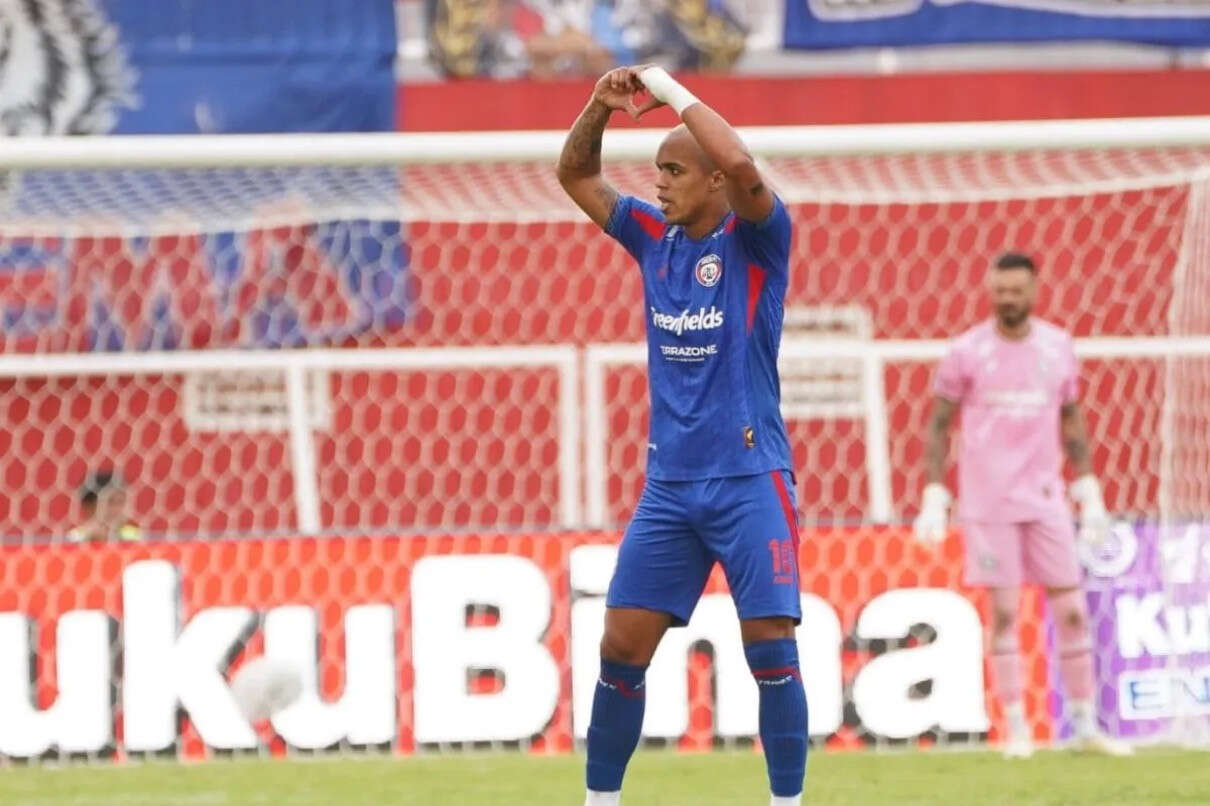 Joel Cornelli Ungkap Rahasia Arema FC Menang Epic Comeback Saat Lawan Malut United