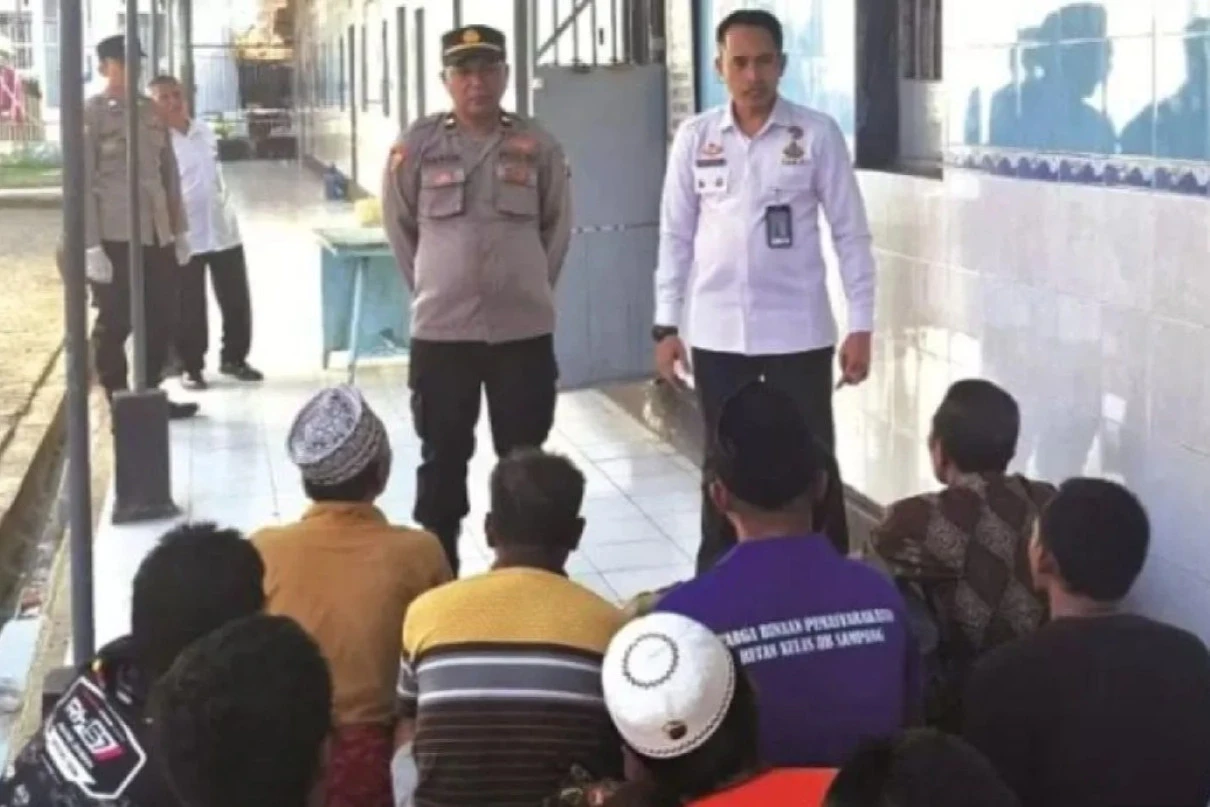 Razia Lapas Sampang, Petugas Gabungan Temukan Benda-Benda Terlarang