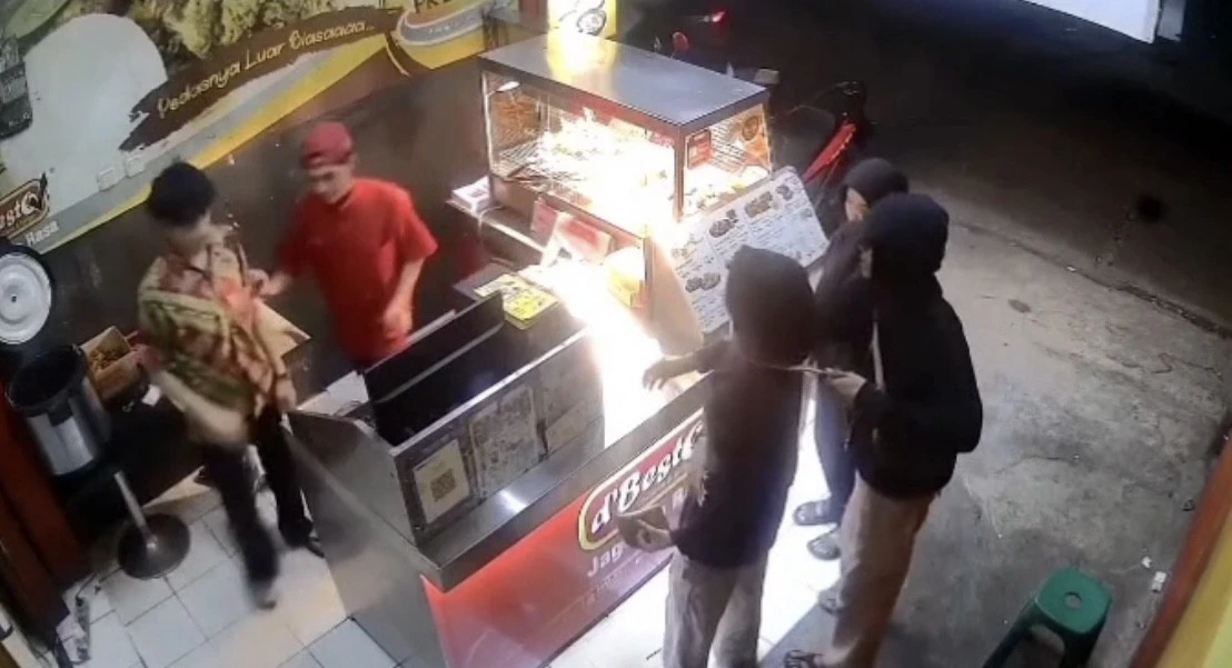Viral Aksi Begal di Resto Ayam Goreng Depok, Pelaku Kalungkan Celurit ke Leher Korban