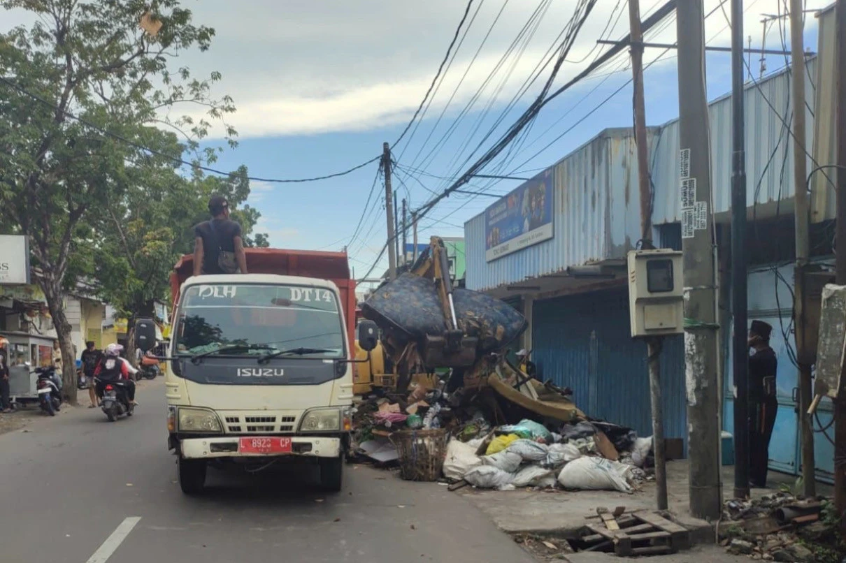 DLH Surabaya Minta Warga Segera Melaporkan Tumpukan Sampah