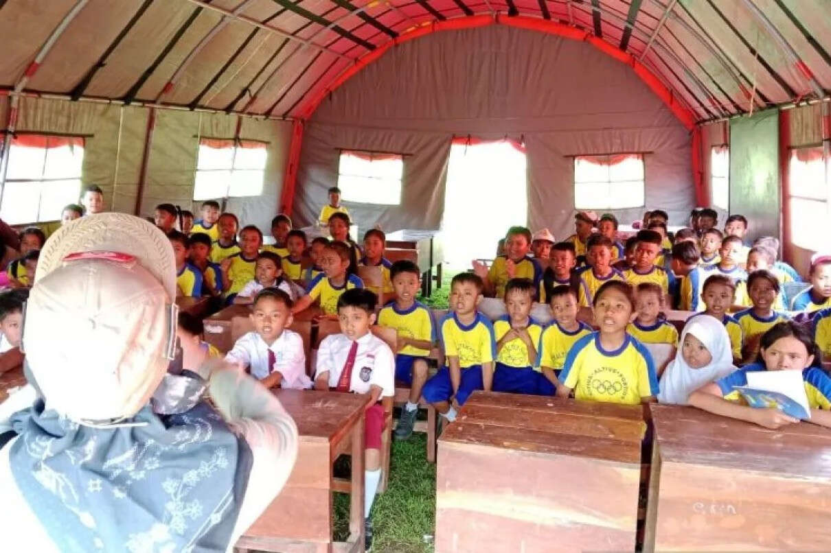 Ruang Kelas Ambruk, Puluhan Siswa SDN Plalangan Jember Belajar di Tenda Darurat