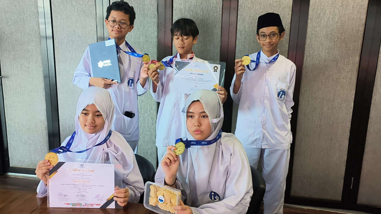 Sulap Limbah Bandeng Jadi Nugget, Siswa Al Azhar 13 Raih Medali Emas di YISF