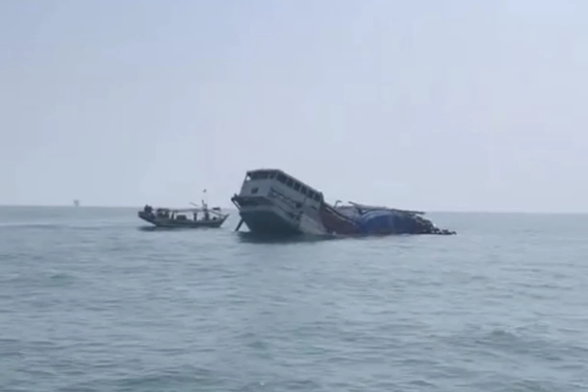Diduga Kelebihan Muatan, KLM Hasil Karya Bahari Tenggelam di Perairan Karang Jamuang