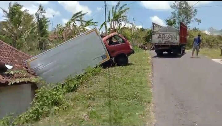 Truk Terperosok Hantam Balai Dusun di Gunungkidul