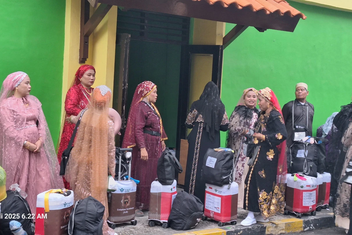 Tradisi Khas Bugis Warnai Kepulangan Jemaah Haji NTT di Asrama Haji Surabaya