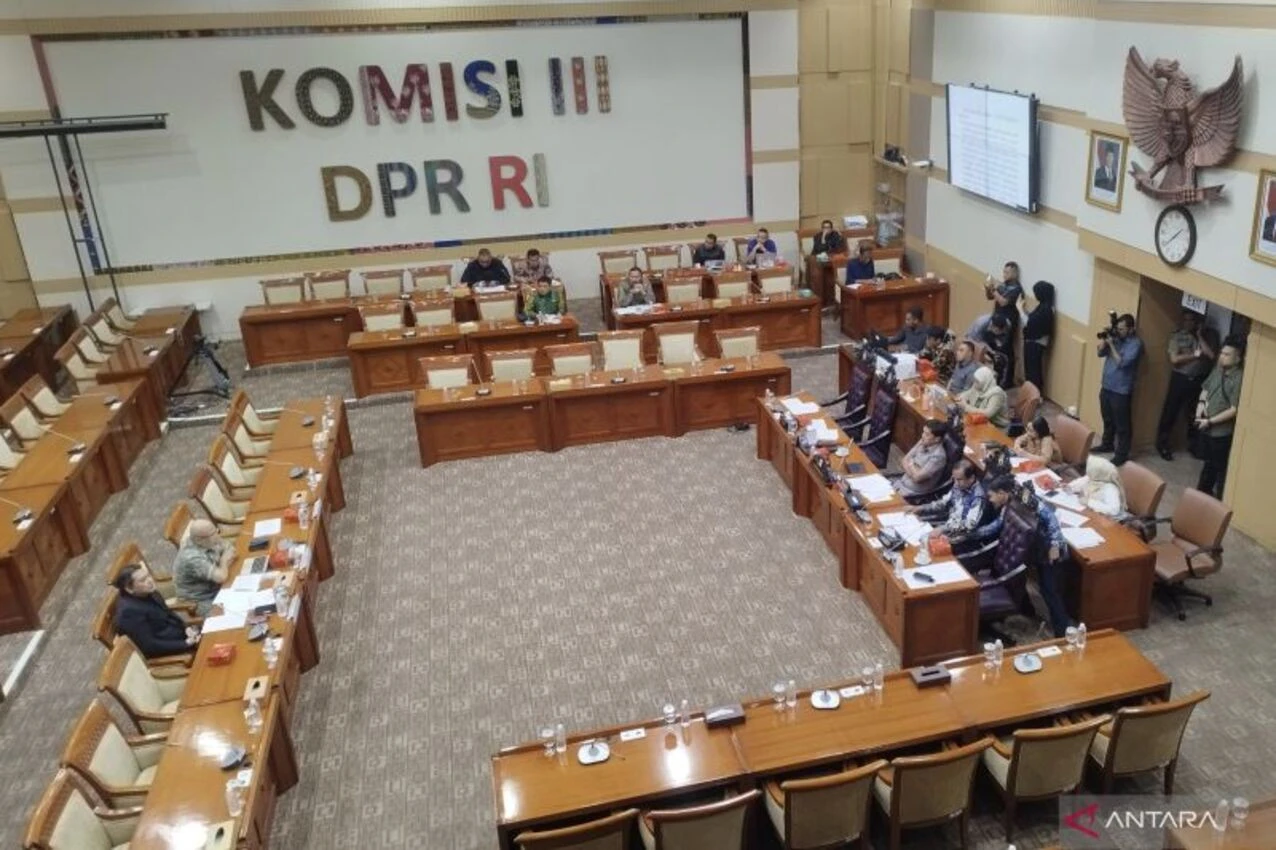 Komisi III DPR RI Undang Ahli Bahasa untuk Membahas Putusan MK Soal Pemisahan Pemilu