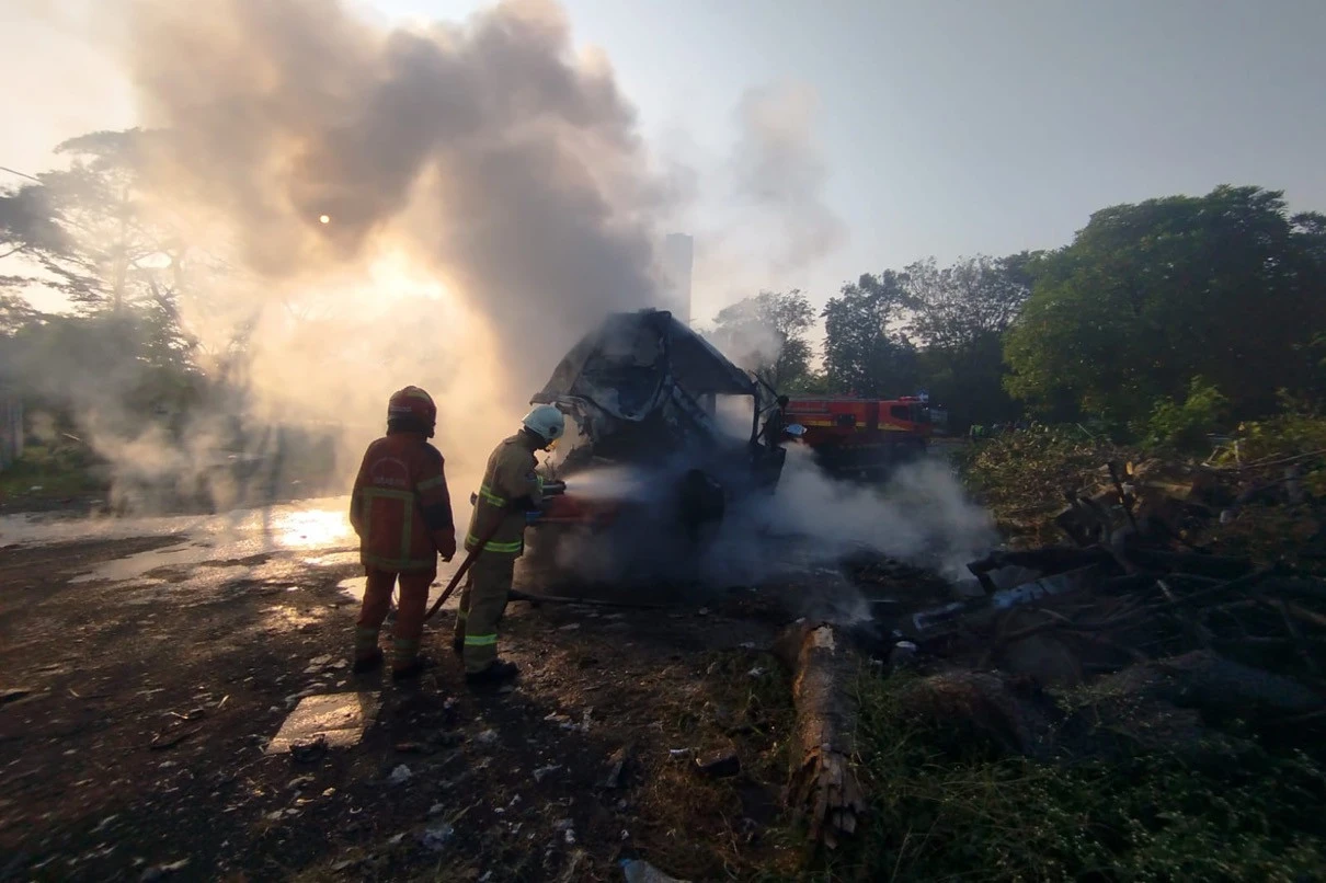 Truk Tronton Bekas Kecelakaan Kebakaran di Lahan Jasa Marga