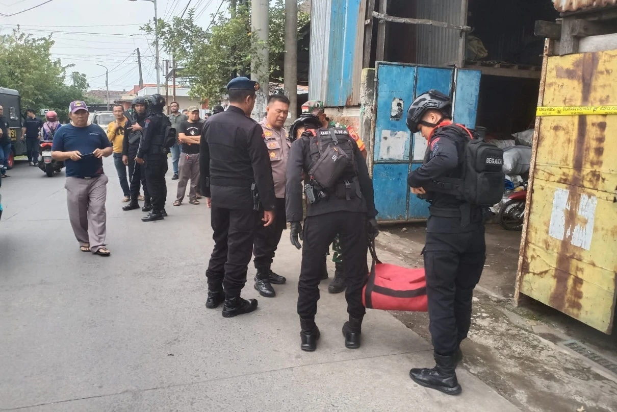 Geger! Warga Porong Sidoarjo Temukan Granat di Gudang Rongsokan