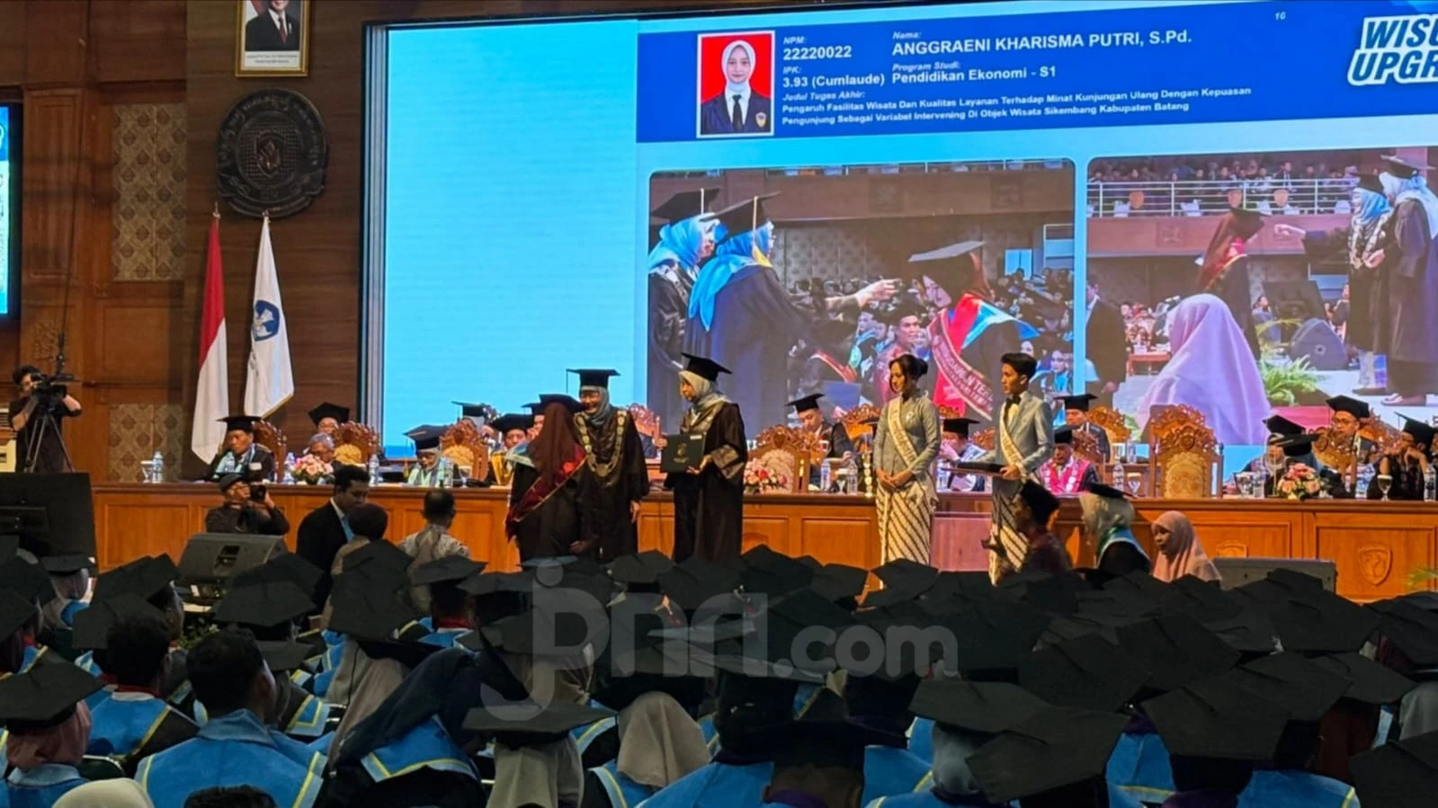 Wisuda ke-83 UPGRIS: Pasutri Guru PPPK dari Riau Curi Perhatian